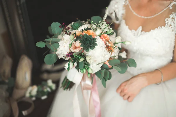 Novia celebración grande y hermoso ramo de bodas con flores —  Fotos de Stock