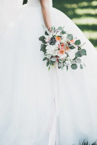 Novia celebración grande y hermoso ramo de bodas con flores —  Fotos de Stock