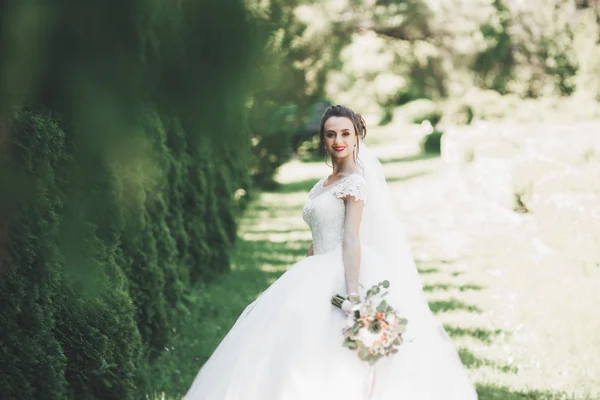 Schöne Braut posiert im Brautkleid im Freien — Stockfoto