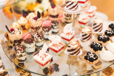 Enfes ve lezzetli bir tatlı masası ve resepsiyonda kapkek fotoğrafları.