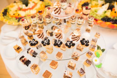 Bir büfe üzerinde pişmiş tatlı çeşitleri