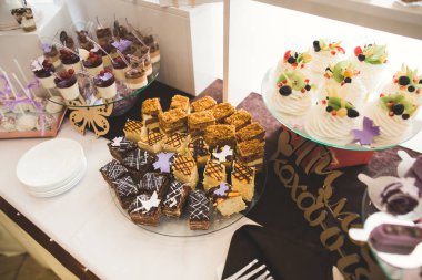 Düğün şekeri büfesinde lezzetli tatlılar, tatlılar, kekler.