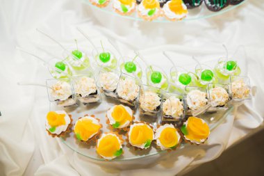 Bir büfe üzerinde pişmiş tatlı çeşitleri