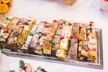 Düğün şekeri büfesinde lezzetli tatlılar, tatlılar, kekler.