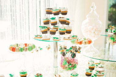 Bir büfe üzerinde pişmiş tatlı çeşitleri