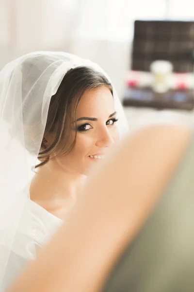 Maquiagem artista preparando noiva para o casamento — Fotografia de Stock