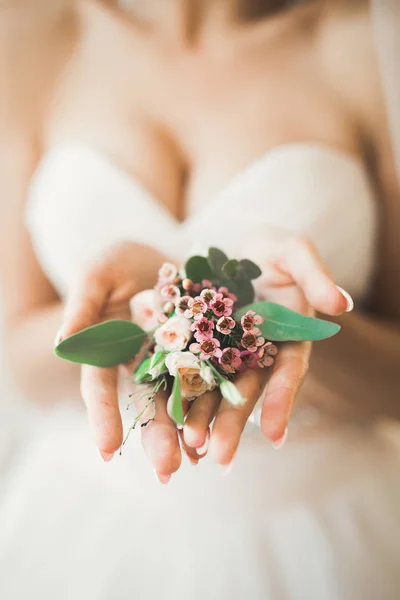 Całkiem dobre wesele bukiet kwiatów różnych w ręku — Zdjęcie stockowe