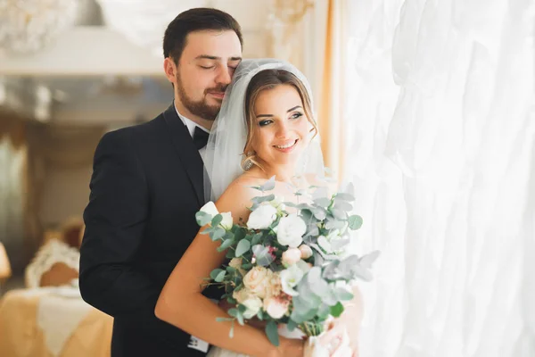 Bröllop fotosession av nygifta par poserar i ett vackert hotell — Stockfoto
