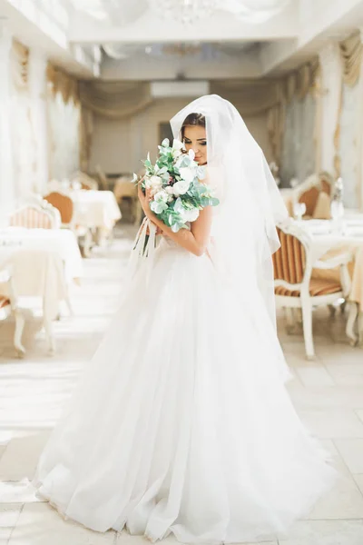 Bela noiva com bouquet de casamento posando no hotel — Fotografia de Stock