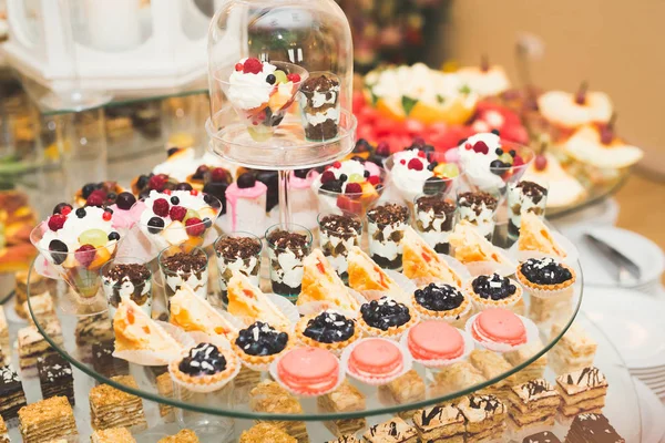 Deliciosa y sabrosa mesa de postres con cupcakes en primer plano de recepción — Foto de Stock