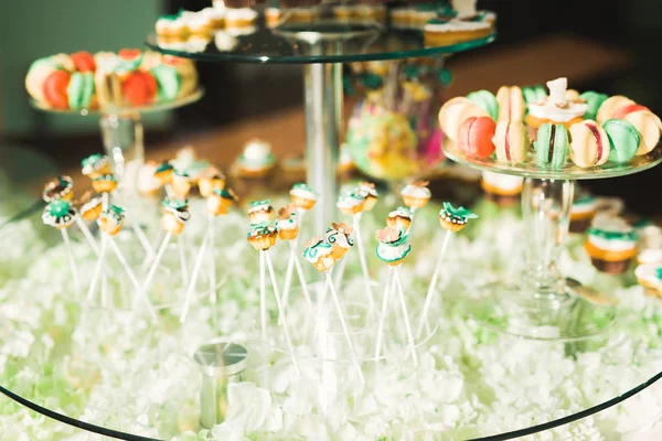 Delicious sweets on wedding candy buffet with desserts, cupcakes — Stock Photo, Image