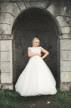 Mükemmel gelinlik ve buket eski kale poz ile güzel zarif gelin