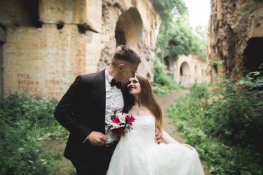 Sadece evli pozlar ve arka plan üzerinde eski bir kale ile öpüşme