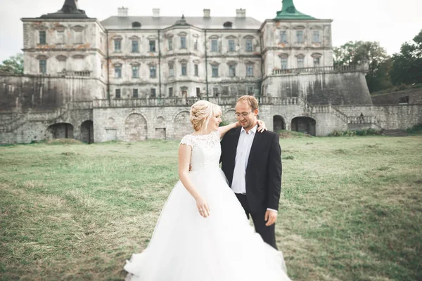 Bella favola coppia di sposi che si abbraccia vicino al vecchio castello medievale — Foto Stock