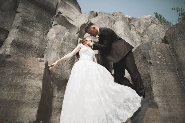 Bella coppia di nozze in montagna con rocce — Foto Stock