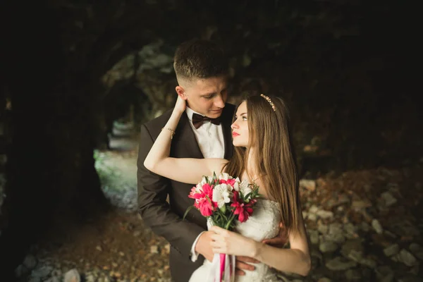 Increíble feliz suave elegante hermosa pareja romántica caucásica en el fondo antiguo castillo barroco —  Fotos de Stock