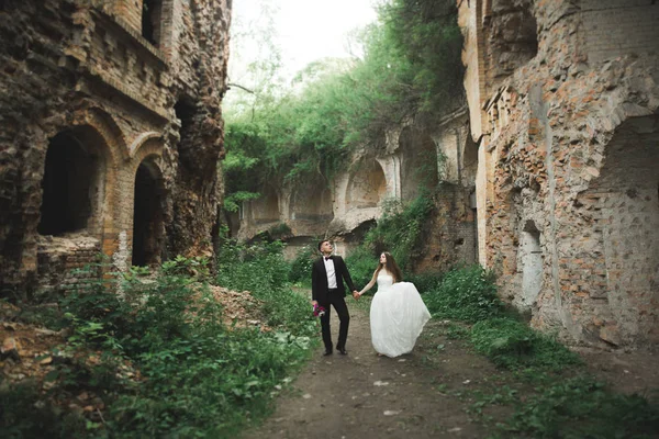 Sensueel getrouwd stel, valentijnsknuffels voor oud slavisch kasteel — Stockfoto