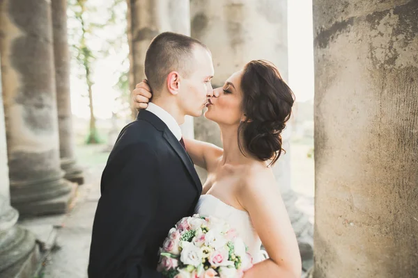 Portrait de couple heureux de mariage avec tête à tête près du château — Photo