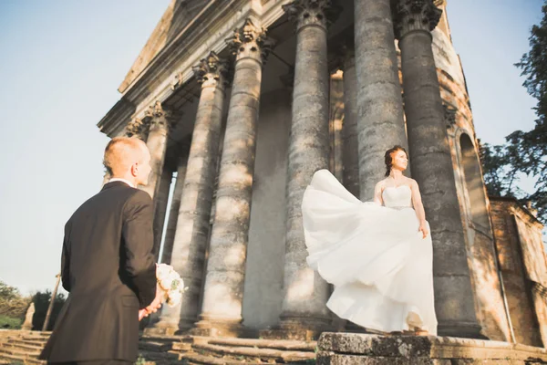 Úžasný šťastný jemný stylový krásný romantický kavkazský pár na pozadí starobylé barokní zámek — Stock fotografie