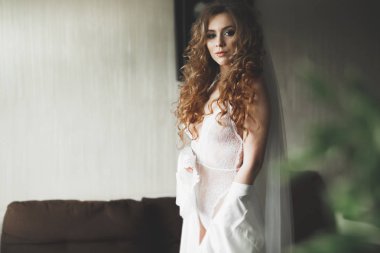 Güzel moda peçe düğün sabah gelinle portresi. Gelinlik.