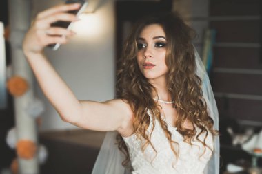 Mutlu gelin düğün gününde evde selfie alarak