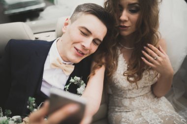 Mutlu gelin ve damat selfie düğünlerinde retro arabaya yapma.