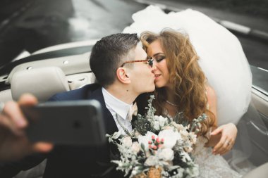 Mutlu gelin ve damat selfie düğünlerinde retro arabaya yapma.