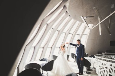 Mükemmel bir çift gelin ve damat düğün günlerinde poz verip öpüşürler.