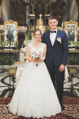 Düğün çifti kilisede evleniyor.