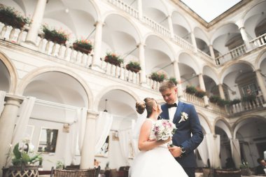 Mükemmel bir çift gelin ve damat düğün günlerinde poz verip öpüşürler.