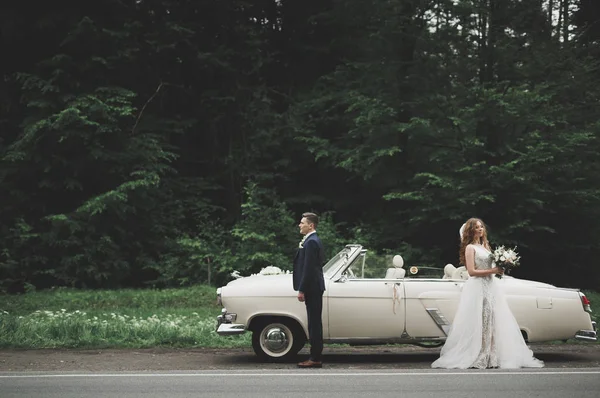 Net getrouwd paar in de luxe retro auto op hun trouwdag — Stockfoto