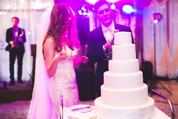 Mariée et marié au mariage couper le gâteau de mariage — Photo