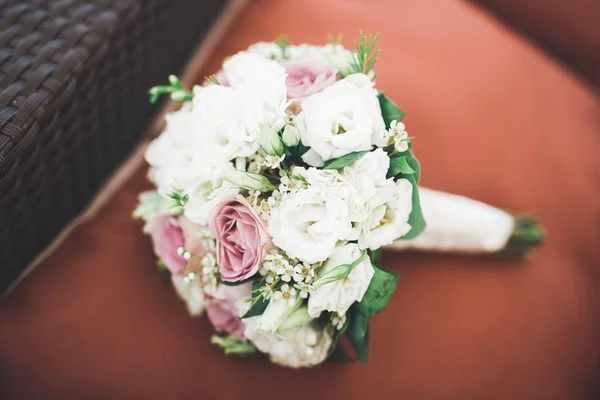 Belo buquê de casamento com flores diferentes, rosas — Fotografia de Stock