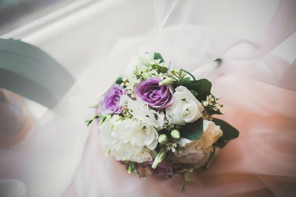 Schöner Hochzeitsstrauß mit verschiedenen Blumen, Rosen — Stockfoto