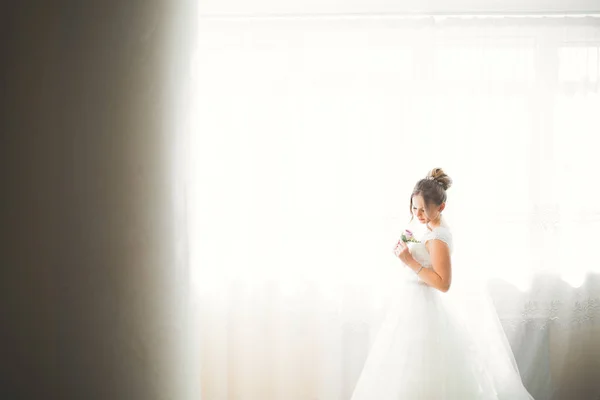 Düğün sabahı peçeli güzel bir gelin portresi. — Stok fotoğraf