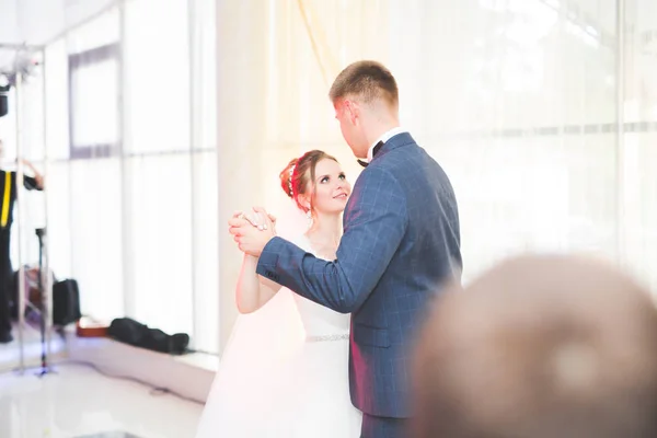 First wedding dance of newlywed couple in restaurant — Stock Photo, Image