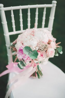 Farklı çiçeklerle güzel bir düğün buketi, güller