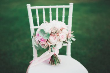 Farklı çiçeklerden oluşan lüks bir düğün buketi.