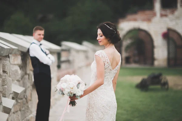 Casal feliz encantador do casamento, noiva com vestido branco longo posando na cidade bonita — Fotografia de Stock