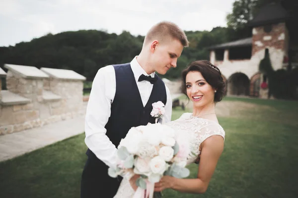 豪華な結婚式のカップル,花嫁と新郎は旧市街でポーズ — ストック写真