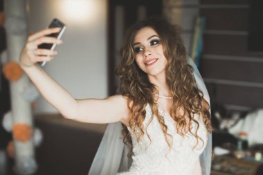 Güzel gelin düğünden önce evinde selfie yapma
