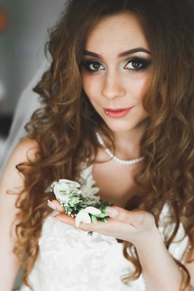 Linda noiva em roupão posando e se preparando para o rosto cerimônia de casamento em uma sala — Fotografia de Stock