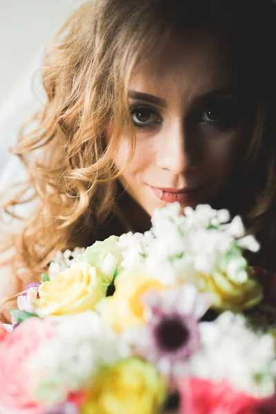Portret van de mooie bruid met mode sluier op de ochtend van de bruiloft. Trouwjurk. — Stockfoto