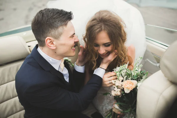 Appena sposati nella lussuosa auto retrò il giorno del loro matrimonio — Foto Stock