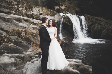 Gelin ve damat el ele tutuşuyor.