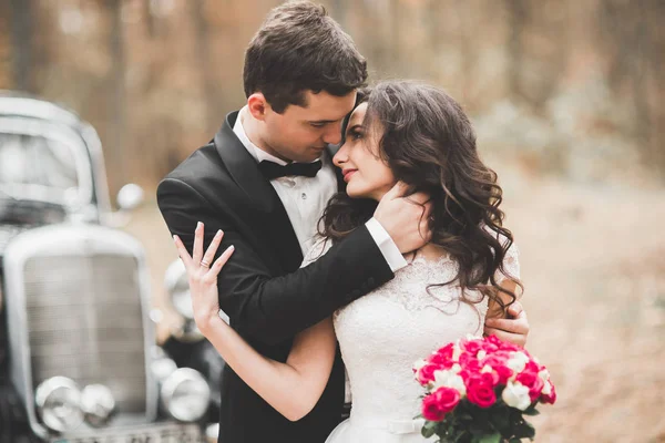 Juste marié heureux couple dans la voiture rétro sur leur mariage — Photo