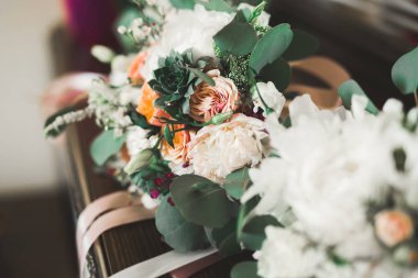 Farklı çiçeklerle güzel bir düğün buketi, güller