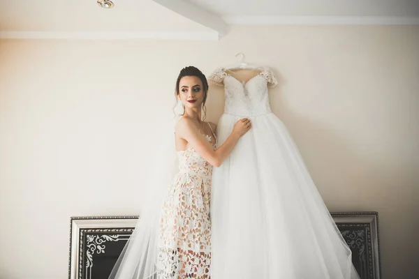 Retrato de novia hermosa con velo de moda en la mañana de la boda —  Fotos de Stock