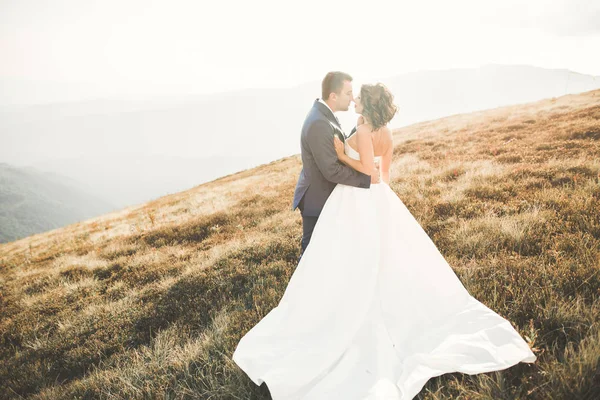 Linda noiva linda posando para noivo e se divertindo, cerimônia de luxo em montanhas com vista incrível, espaço para texto, casal de casamento — Fotografia de Stock