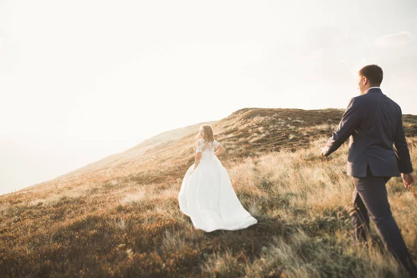 Schöne wunderschöne Braut posiert für Bräutigam und Spaß haben, luxuriöse Zeremonie in den Bergen mit herrlicher Aussicht, Platz für Text, Hochzeitspaar — Stockfoto